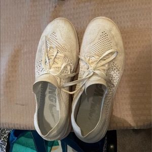 White Nike free runs